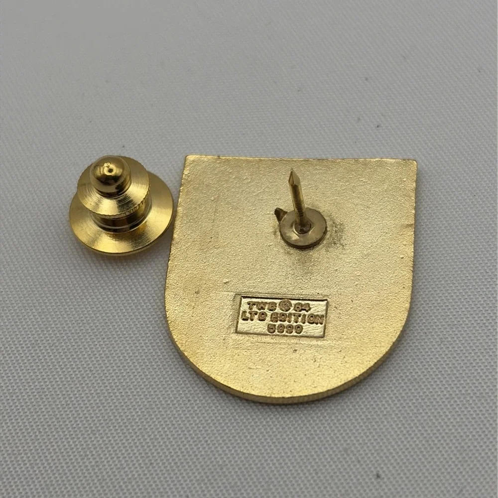 Vintage 1988 Calgary XV Winter Olympic Games‎ Pin Maple Leaf Shield LE